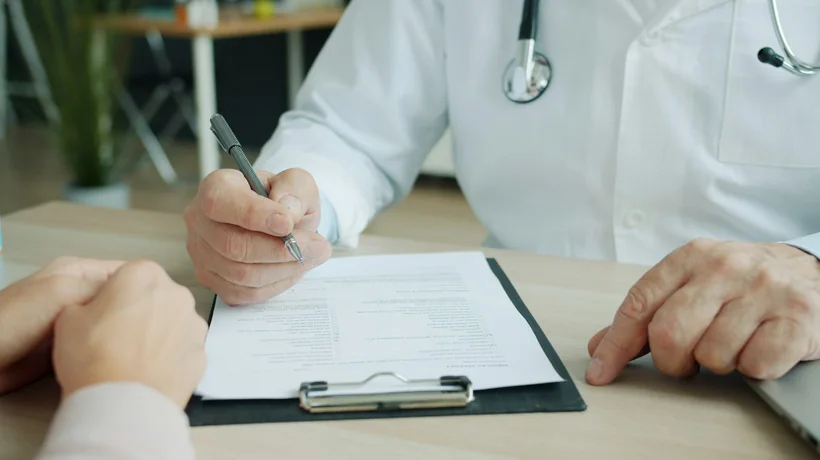 Un clinicien qui examine le dossier d'un patient